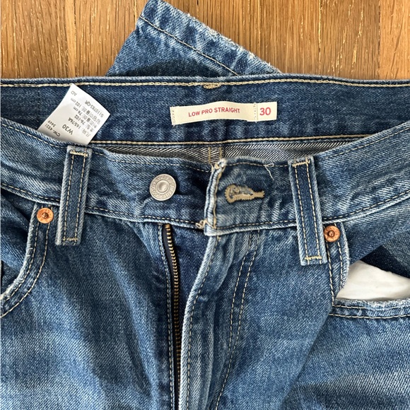 BARELY WORN LEVIS Low Pro Straight Jeans - Picture 2 of 4